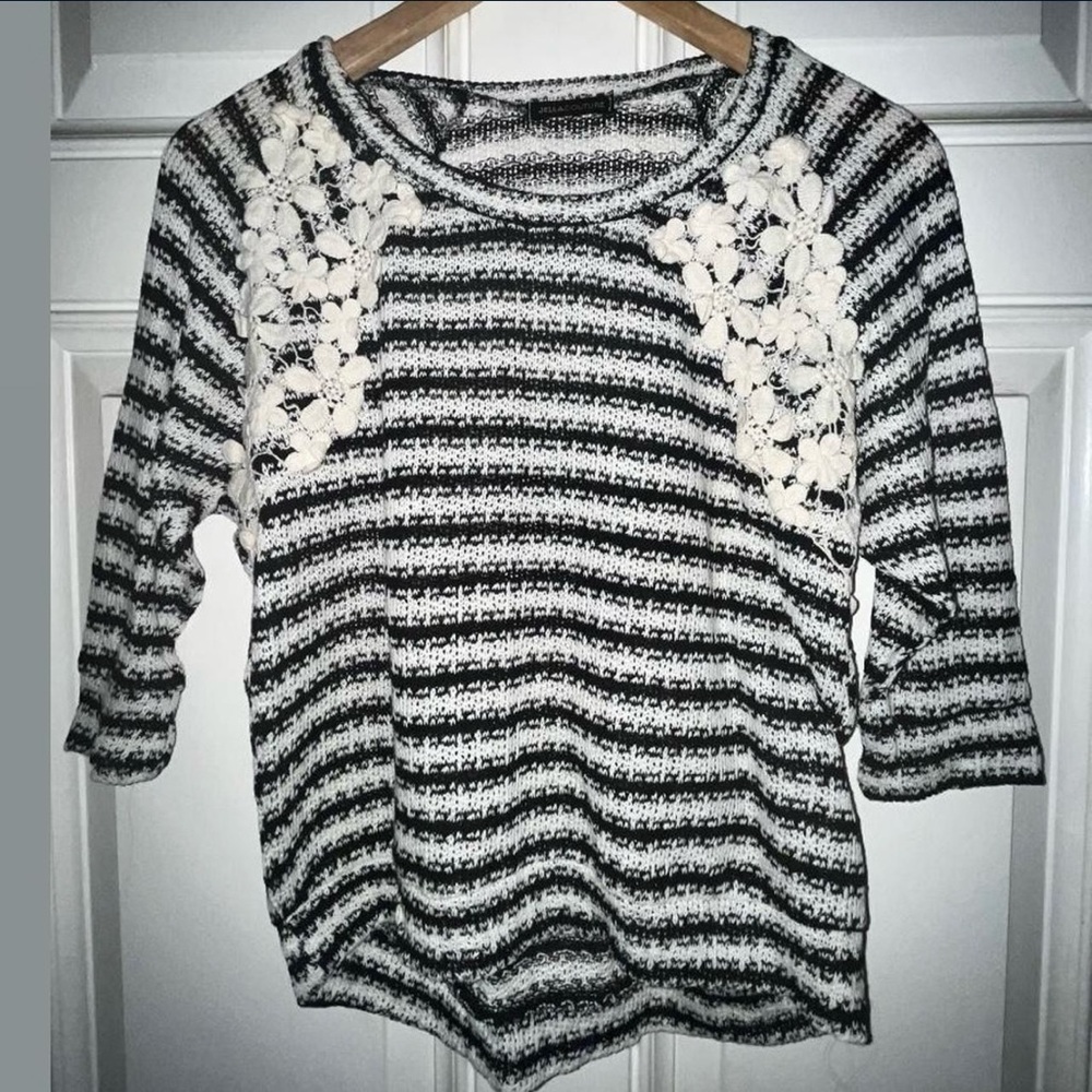 Floral embroidered striped knitted blouse